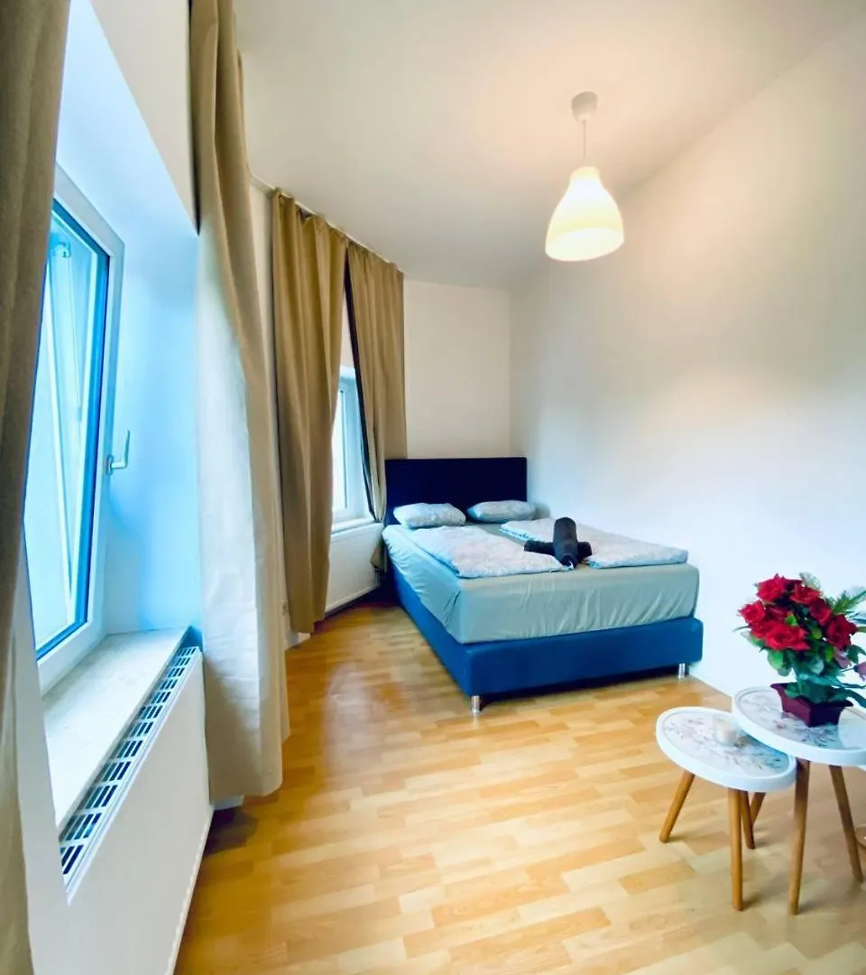 Cozy 4-Bedroom Shared Apartment ,Perfect For Groups Wien 0*,  Østrig
